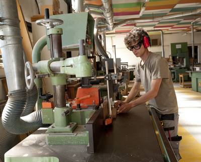 Menuisier, menuisière de fabrication bâtiment ameublement